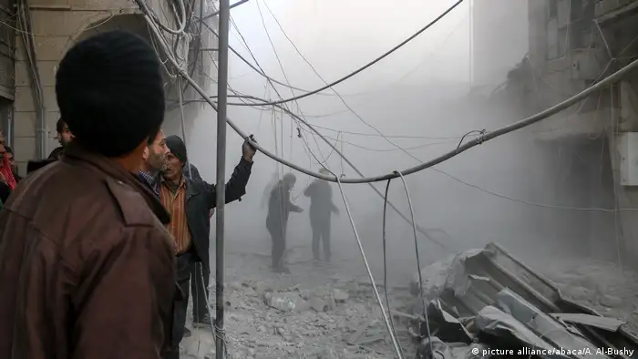 Syrien Luftangriff über Ost-Ghouta (picture alliance/abaca/A. Al-Bushy)