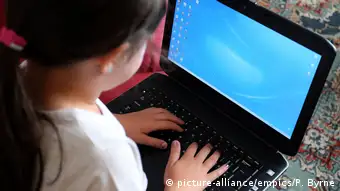 Symbolbild Mädchen am Rechner