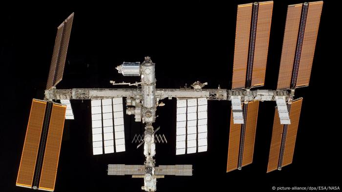 The International Space Station as seen from the spaceshuttle Atlantis (picture-alliance/dpa/ESA/NASA)