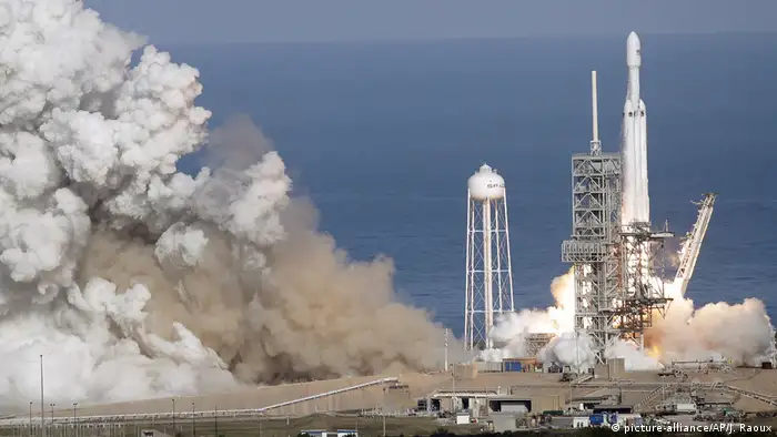 Falcon Heavy під час старту з мису Канаверал 6 лютого 2018