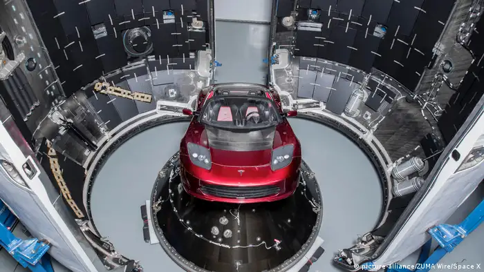 Вишнева Tesla Roadster Ілона Маска готується до польоту на Falcon Heavy