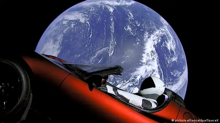 Вишнева Tesla Roadster із Starman за кермом на земній орбіті