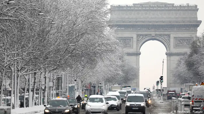 Frankreich Paris im Schnee | Arc de Triomphe (Reuters/C. Platiau)