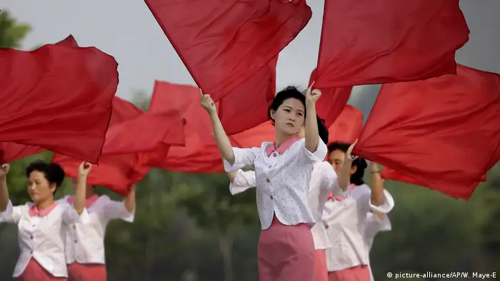 Nordkoreanische Cheerleader (picture-alliance/AP/W. Maye-E)