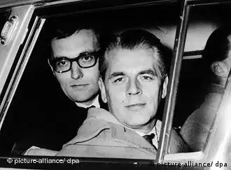 资料图片：明镜周刊发行人鲁道夫·奥格斯坦以及主编康拉德·阿勒斯离开法庭时的镜头