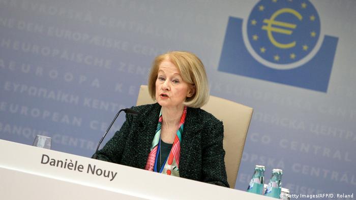 Frankfurt: Danièle Nouy Chefin der EZB-Bankenaufsicht vor einem Euro Zeichen