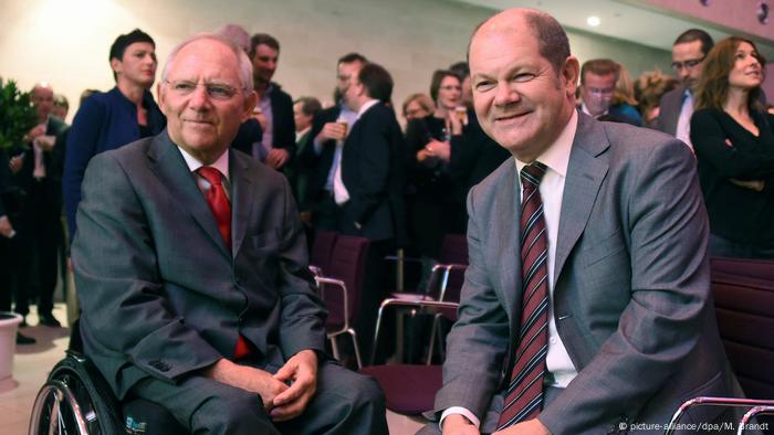 أولاف شولتس مع وزير المالية الأسبق والرئيس السابق للبوندستاغ فولفغانغ شويبله