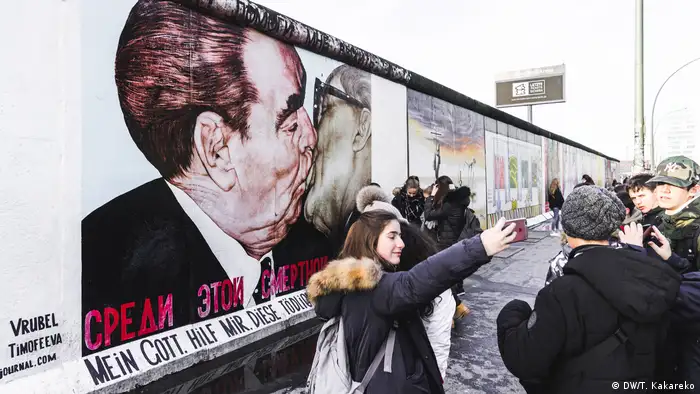 @dw_stories, East Side Gallery, Berlin (DW/T. Kakareko)