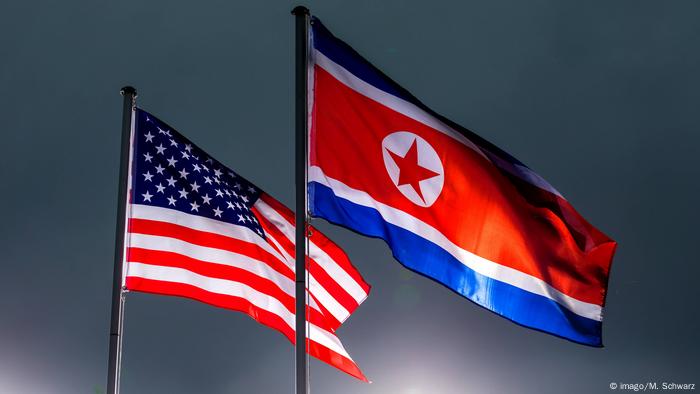 Флаги США и КНДР на фоне туч Флаги США и КНДР на фоне туч