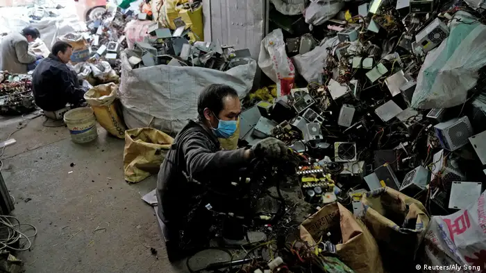 Photo: Employees sort through waste in Guiya (Source: Reuters/Aly Song )