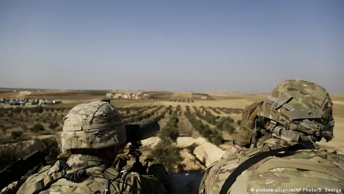 Syrien Manbij US-Truppen (picture-alliance/AP Photo/S. George)