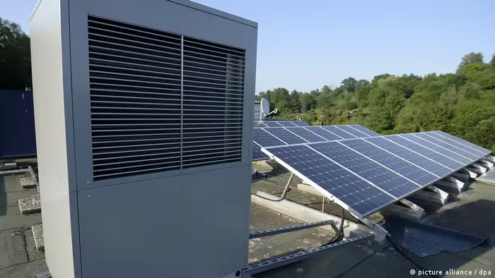 Тепловой насос и солнечные коллекторы на крыше дома в земле Баден-Вюртемберг
