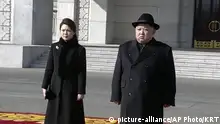 Nordkorea Kim Jong Un und Ri Sol Ju bei der Militärparade in Pjöngjang (picture-alliance/AP Photo/KRT)