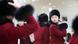 Sjevernokorejske cheerleaderice u crvenim kaputima Sjevernokorejske cheerleaderice u crvenim kaputima