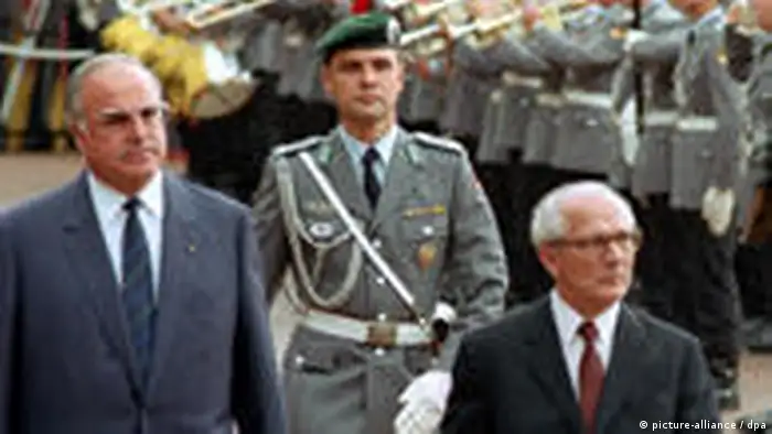 ARCHIV - Der Staatsratvorsitzende und SED-Generalsekretär Erich Honecker (r) wird von Bundeskanzler Helmut Kohl (l) vor dem Bonner Bundeskanzleramt in einer offiziellen Begrüßung mit militärischem Zeremoniell empfangen (Archivfoto vom 07.09.1987). Genugtuung hat Erich Honecker damals sicherlich verspürt. Der SED-Generalsekretär lächelte zumindest, als er vor 20 Jahren von Bundeskanzler Helmut Kohl (CDU) vor dem Bonner Bundeskanzleramt mit militärischen Ehren begrüßt wurde. Dem 75 Jahre alten Staatsratsvorsitzenden der DDR war es trotz großer Widerstände aus der damaligen Sowjetunion gelungen, zum fünftägigen «Arbeitsbesuch» in den kapitalistischen Westen zu kommen. Foto: dpa/lrs/lnw (zu dpa-Korr: Lächelnd in den Untergang vom 02.09.2007) +++(c) dpa - Bildfunk+++