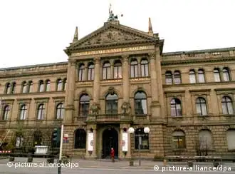 Blick auf die Renaissance-Fassade des Zoologischen Museums Alexander König in Bonn. In dem im Zweiten Weltkrieg erhalten gebliebenen Bau fand die Eröffnungssitzung des Parlamentarischen Rates am 01.09.48 statt