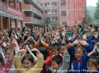 (090512) -- HANZHONG, May 12, 2009 -- Children are happy during the completion ceremony of the Central Primary School in Hengxianhe Township, Hanzhong City of northwest China's Shaanxi Province, May 12, 2009. The rebuilding project of three local schools demolished in the fatal May 12, 2008 Wenchuan earthquake, Hengxianhe Central Primary School, Jinjiahe Primary School and Guozhen Township Middle School, completed on Tuesday, the first anniversary of the quake. Shi Zhiyong) (yy)