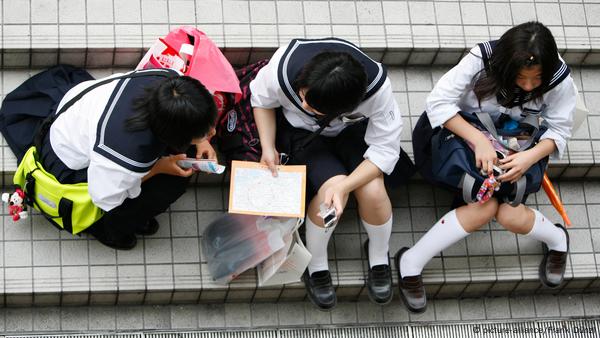 Armani uniforms for Tokyo pupils raise eyebrows DW 02 09 2018