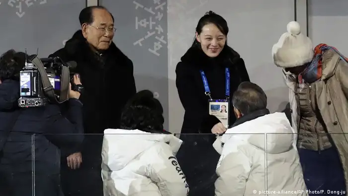 2018 Pyeongchang Winter Olympic Games Eröffnungsfeier - Südkoreanischer Präsident begrüßt Kim Jong Uns Schwester (picture-alliance/AP Photo/P. Dong-ju)