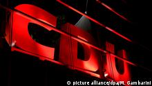 Das Logo der CDU ist am 08.10.2017 in Berlin an der CDU-Zentrale, dem Konrad-Adenauer-Haus, rot beleuchtet. Hier treffen sich die CDU/CSU zu Beratungen über einen gemeinsamen Kurs für die Sondierungsgespräche mit Bündnis 90/ Die Grünen und der FDP. (zu dpa «Kreise: Obergrenze soll bei höchstens 200 000 liegen» vom 08.10.2017) Foto: Maurizio Gambarini/dpa | Verwendung weltweit