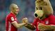 FC Bayern München - Hertha BSC Berlin - Maskotthen Berni gratuliert Arjen Robben FC Bayern München - Hertha BSC Berlin - Maskotthen Berni gratuliert Arjen Robben