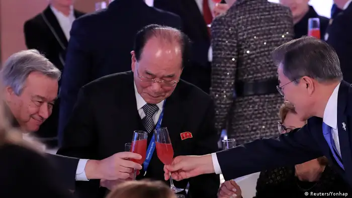 Südkorea Präsident Moon Jae-in stößt mit U.N. General-Sekretär Antonio Guterres und Nordkoreas Kim Yong Nam an (Reuters/Yonhap )