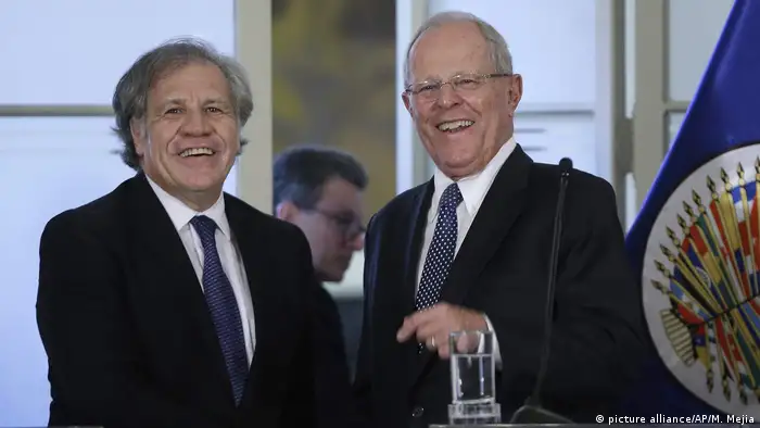 Generalsekreetär Luis Almagro mit Perus Präsident Pedro Pablo Kuczynski (picture alliance/AP/M. Mejia)
