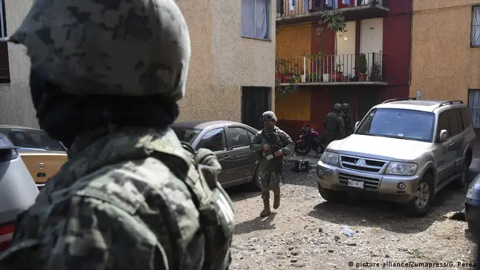 Mexiko Polizei Razzia in Mexiko-Stadt (picture-alliance/Zumapress/G. Perea)