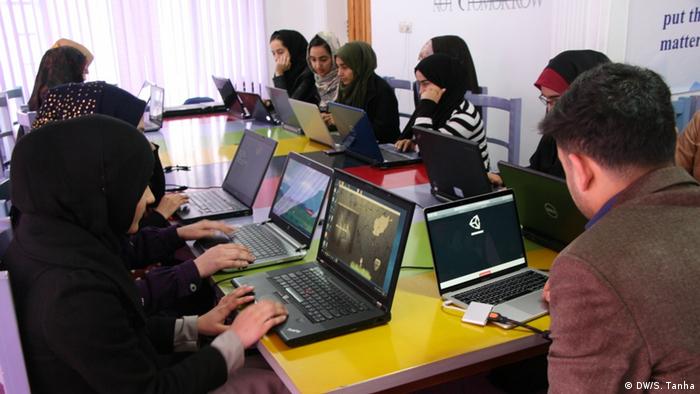 Afghanistan - Herat - Afghanische Frauen programmierten Computerspiel gegen Drogenkonsum (DW/S. Tanha)