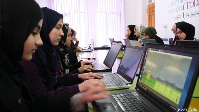 Afghanistan - Herat - Afghanische Frauen programmierten Computerspiel gegen Drogenkonsum (DW/S. Tanha)