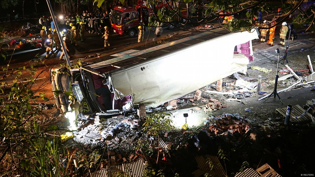 Packed Hong Kong bus overturns, several dead – DW – 02/11/2018