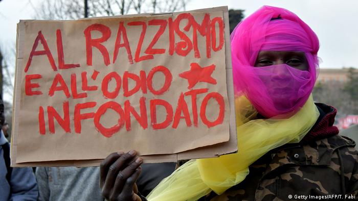 Italien Anti-Rassismus-Demo eine Woche nach Schüssen auf Schwarze in Macerata (Getty Images/AFP/T. Fabi)