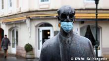 Januar und Februar 2018+++Eine große Anzahl Tuzla Bürger schuldigen der Stadtbehörden für die Luftverschmutzung. Lokale Medien im Winter warnen häufig, dass Bürger am Abend, wenn sie nicht müssen - nicht rausgehen. Aus Protest gegen die alarmierenden Daten, haben die Bürger eine Maske auf dem Gesicht von Mesa Selimovic setzen, deren Statue im Zentrum der Stadt steht und der Symbol dieser Stadt ist.
