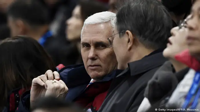 Südkorea Pyeongchang - Mike Pence und Moon Jae-In (Getty Images/AFP/A. Messinis)