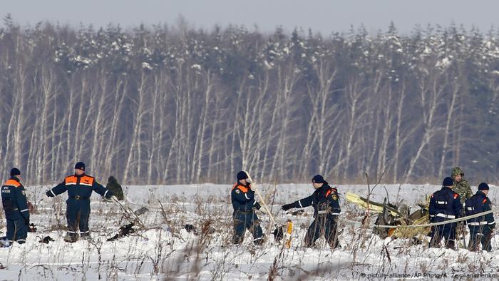 Russland - Bergungsarbeiten nach Flugzeugabsturz (picture-alliance/AP Photo/A. Zemlianichenko)