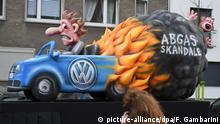12.02.2018, Nordrhein-Westfalen, Düsseldorf: Ein Mottowagen mit einer Figur in einem VW Auto nimmt an dem Rosenmontagszug teil. Foto: Federico Gambarini/dpa +++(c) dpa - Bildfunk+++ | Verwendung weltweit