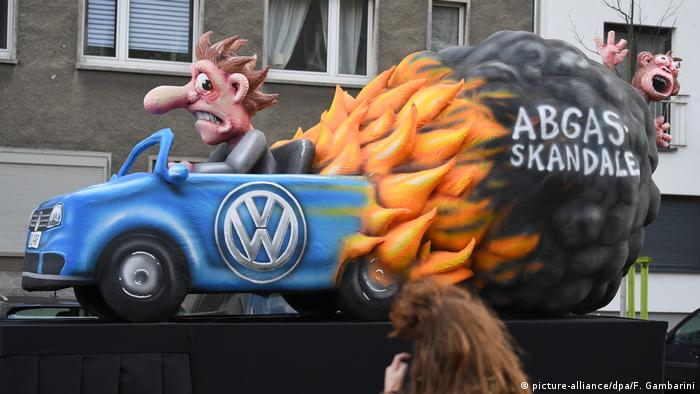 Deutschland Karneval Rosenmontagszug in Düsseldorf (picture-alliance/dpa/F. Gambarini)