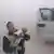 Чоловік біжить зі своїм пораненим сином до лікарні після атаки по Східній Гуті
