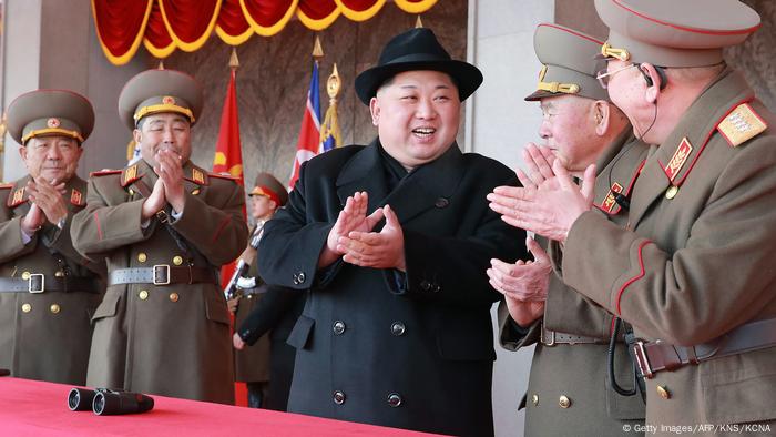Nordkorea Kim Jong-Un auf Militärparade (Getty Images/AFP/KNS/KCNA)