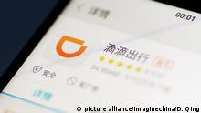 --FILE--A mobile phone user shows the icon of the taxi-hailing and car-service app Didi Chuxing on his smartphone in Ji'nan city, east China's Shandong province, 15 January 2018. Chinese people are expected to take 33million car-pool trips during the upcoming Spring Festival travel rush, Chinese ride-sharing giant Didi Chuxing has predicted. The month-long travel rush Chunyun is forecast to see 2.98 billion home-bound trips, the National Development and Reform Commission said. Although railways have long been top choice for the annual migration, train and air services cannot fully meet the mammoth transport demands. To meet these needs, Didi launched its inter-city ride-sharing service Hitch ahead of Chunyun in 2016. The service allows users to pair traveling needs not only within a city but also across the country, making it possible for drivers to take passengers when travelling home for Chinese New Year. Foto: Da Qing/Imaginechina/dpa |