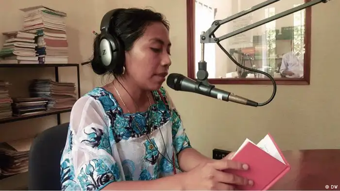 Eine indigene Radiomacherin im Norden Guatemalas informiert beim Radio Sayaxché in der lokalen Maya-Sprache Kek'chí.