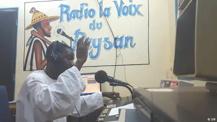 DW Akademie Techniker des Radios La Voix du Paysan (DW)