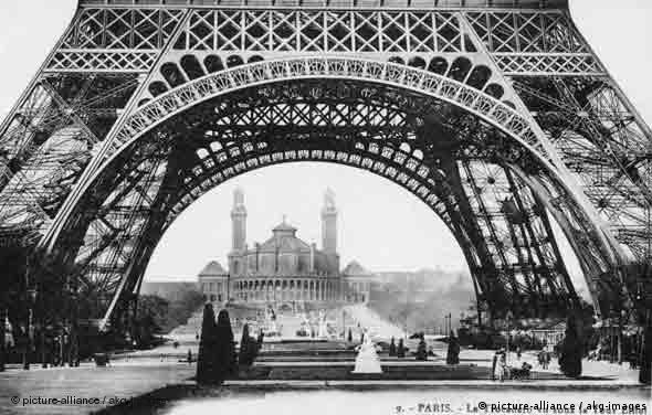 Paris, Eiffelturm mit Trocadero, Fotopostkarte um 1910 (Foto: picture alliance / akg-images)