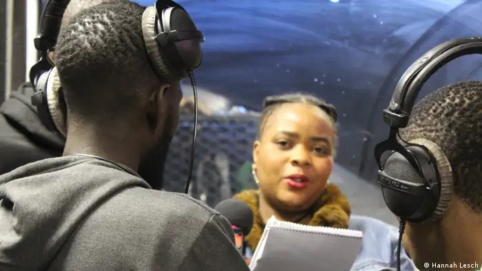 Im Projekt Community Voices in Namibia lernen junge Radiomacher, Bürgerradios aufzubauen - von der Planung bis zur Live-Sendung.