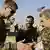 Syrien U.S. Army Maj. Gen. Jamie Jarrard und Manbij Military Council commander Muhammed Abu Adeel
