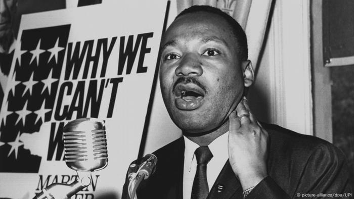 Martin Luther King spricht während einer Rede in mehrere Mikrophone. (picture-alliance/dpa/UPI)