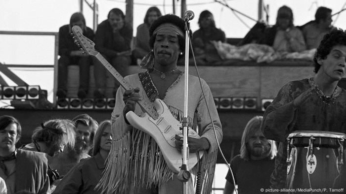 Gitarrist Jimi Hendrix spielt seine E-Gitarre beim Auftritt auf dem Woodstock Festival. (picture-alliance/MediaPunch/P. Tarnoff)