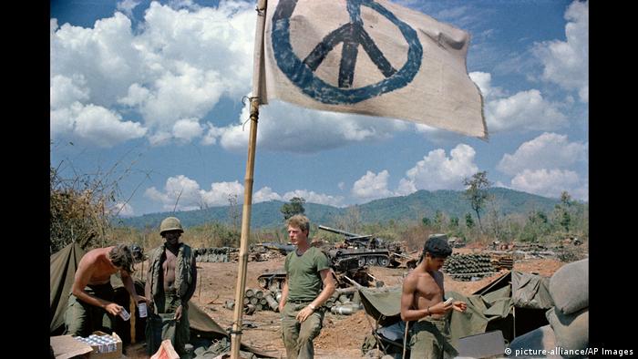 US artillerymen relax under a crudely made peace flag at the Laotian border, 1971 (picture-alliance/AP Images)