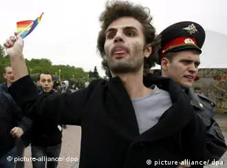 A Russian riot policeman detains a gay rights activist during a gay pride rally in Moscow, Russia, 16 May 2009. Moscow police violently broke up gay rights demonstrations, detaining more than 20 protesters who denounced what they called Russian homophobia hours before the finals of a major international pop music competition. EPA/IGOR KHARITONOV +++(c) dpa - Report+++