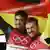 Tobias Wendl (l.) und Tobias Arlt feiern Olympia-Gold mit der deutschen Fahne in der Hand (Foto: Getty Images/A. Hassenstein)
